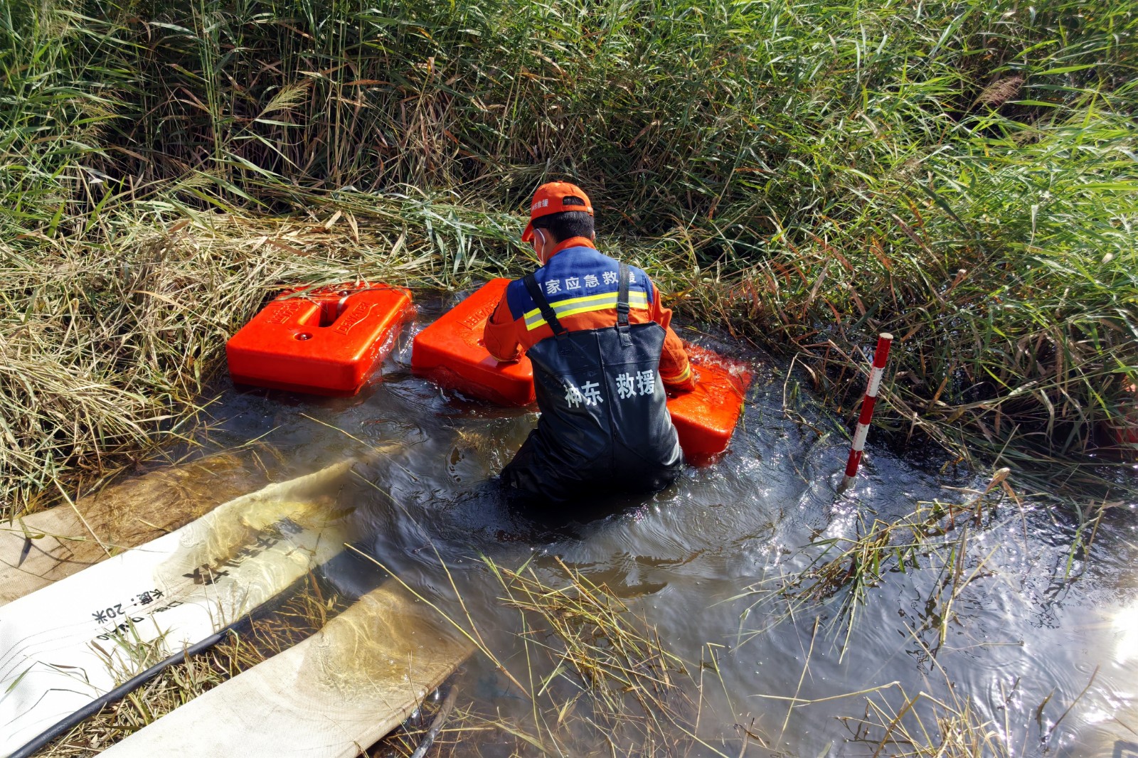 救護(hù)消防大隊(duì)隊(duì)員在排水點(diǎn)安置水泵