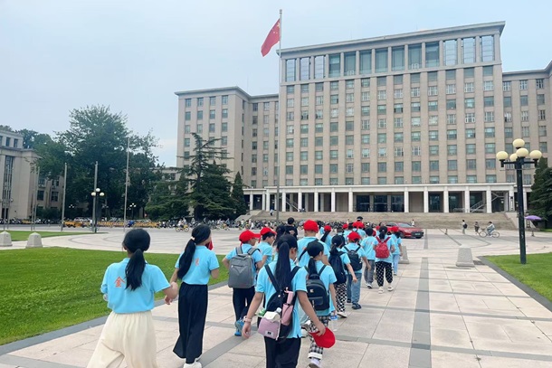 圖為學(xué)員們排著隊(duì)走進(jìn)清華大學(xué)